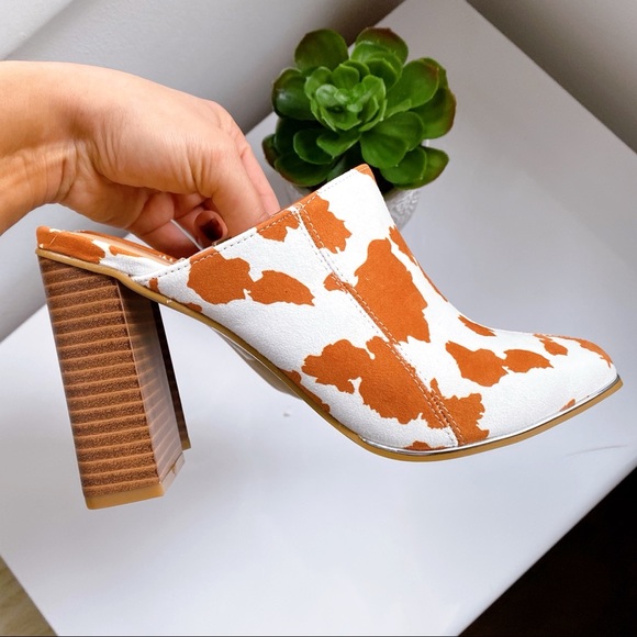 🍂 COW PRINT FAUX SUEDE STITCHED CHUNKY HEEL MULES - Picture 4 of 16